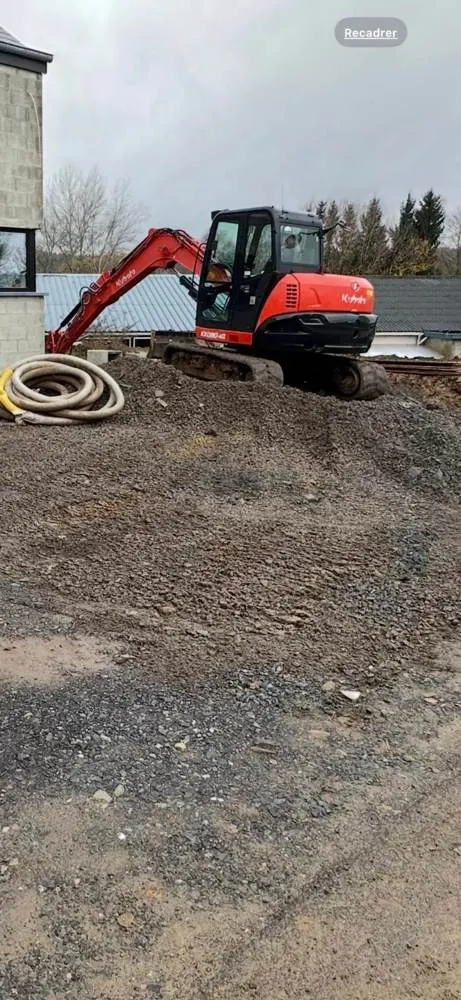 Mini-pelle sur un chantier de construction