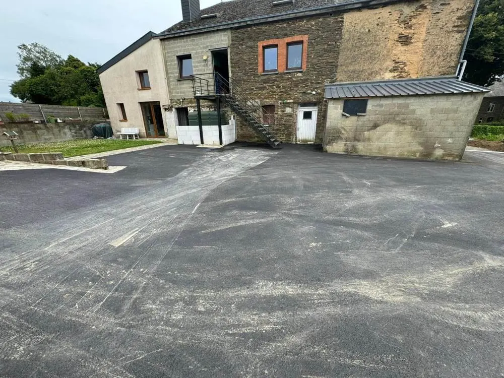 Parking et accès en tarmac réalisés par WFT