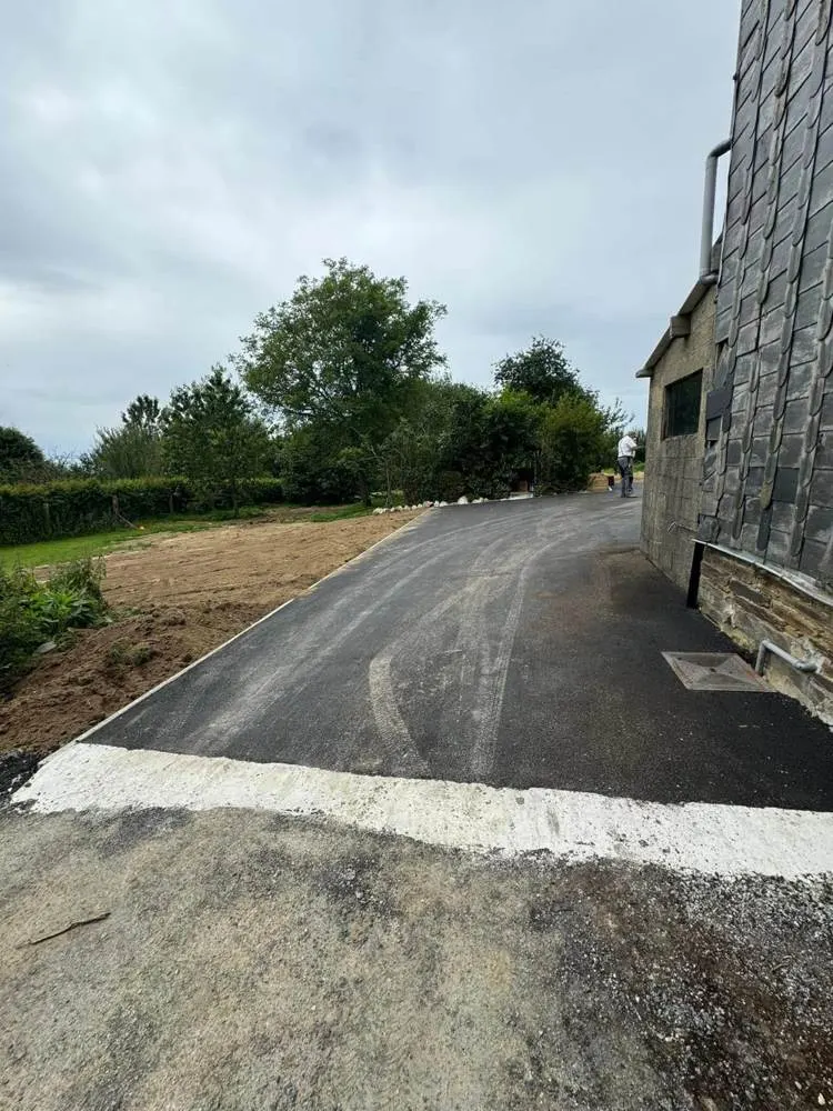 Allée tarmac derrière une maison