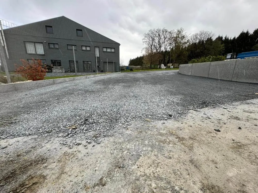 Cour empierrée devant un bâtiment