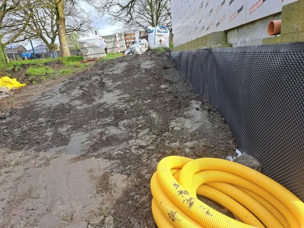Membrane et gaine jaune posées contre un talus