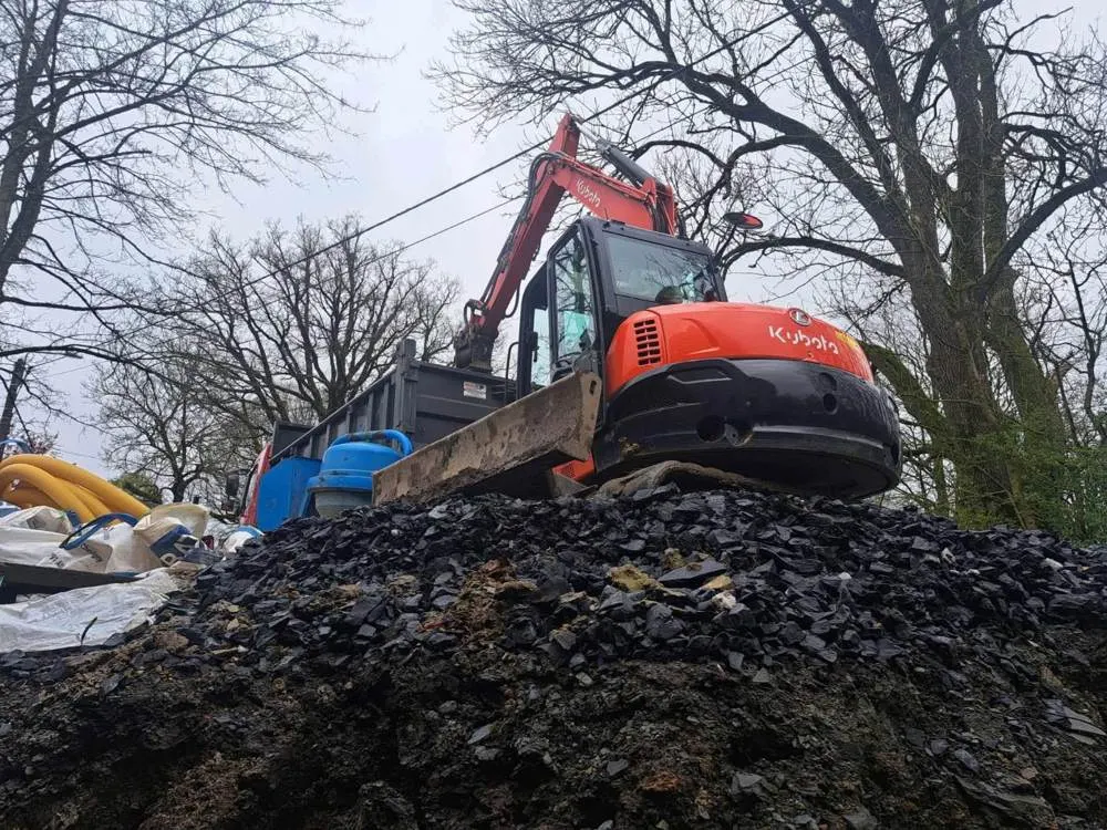 Pelle sur chenilles WFT en cours de terrassement