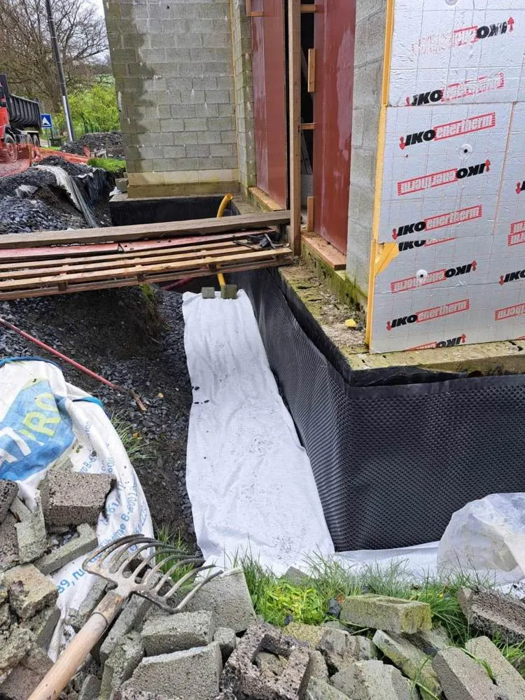 Drain et géotextile en pied de mur enterré