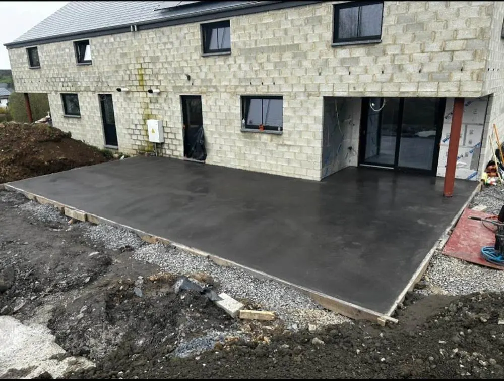 Dalle béton fraîchement coulée devant une habitation