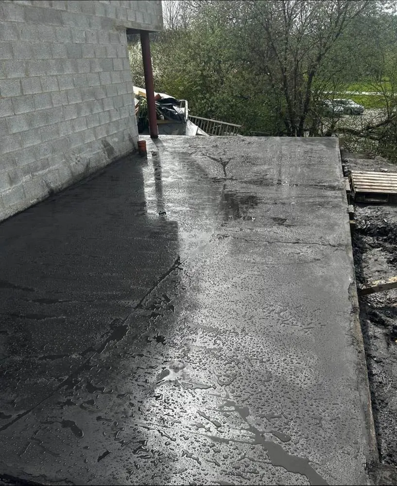 Dalle béton lissée sous un carport