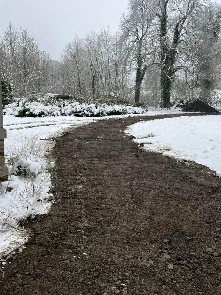 Chemin empierré sous la neige