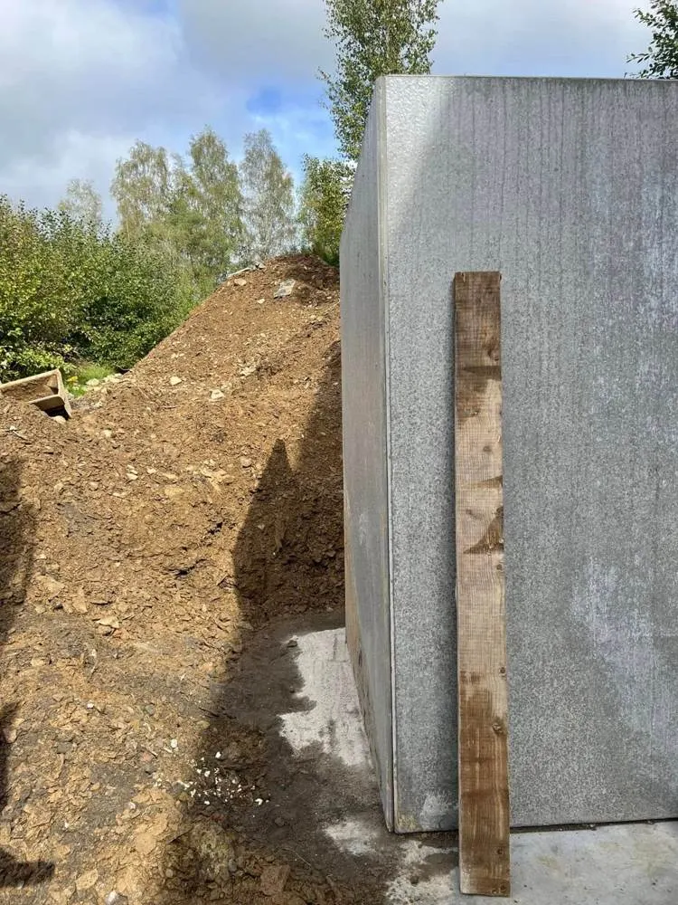 Mur de soutènement en béton dans une fouille