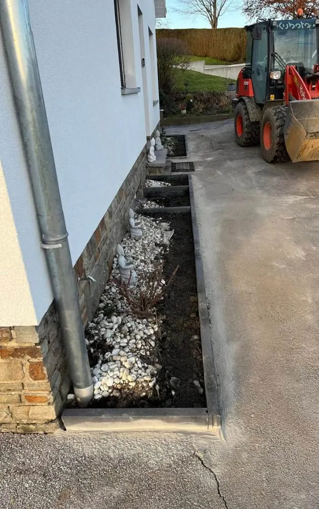 Descente d'eau et drain en pied de façade
