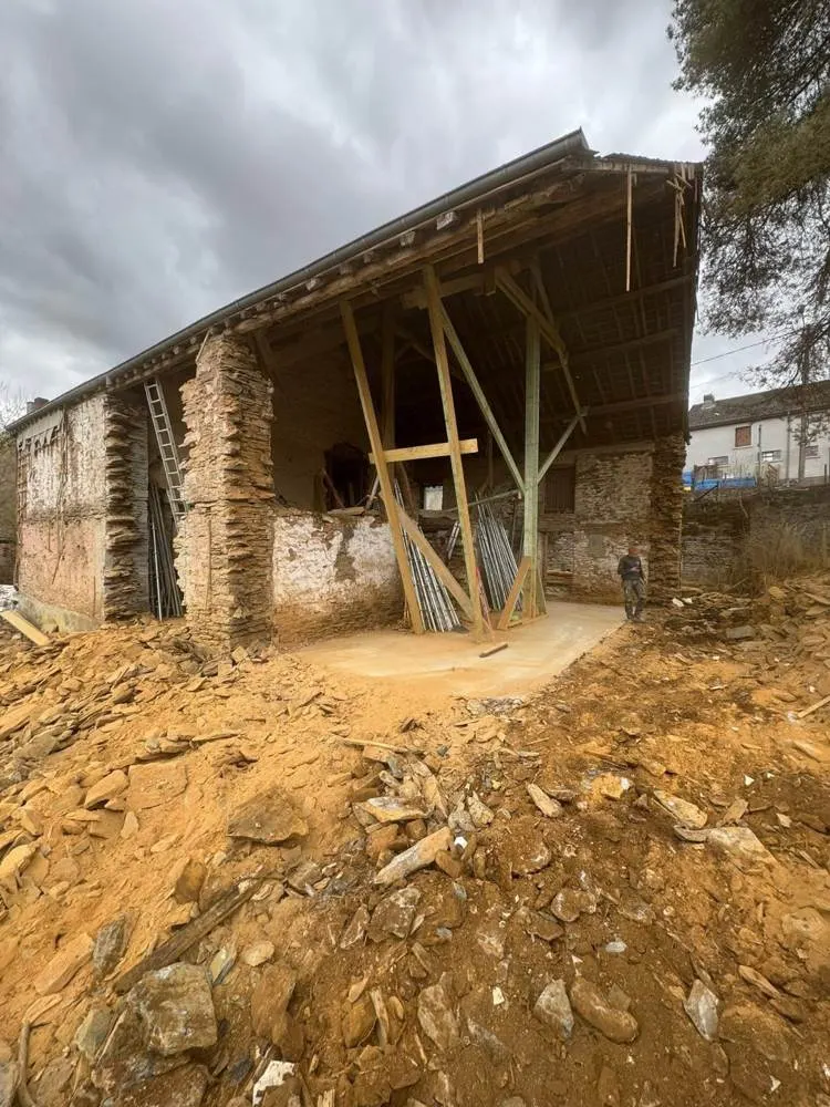 Intérieur d'une grange en cours de démolition