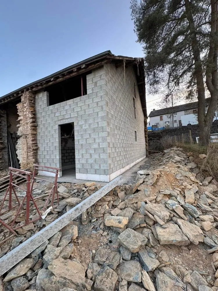 Gravats triés au pied d'une annexe
